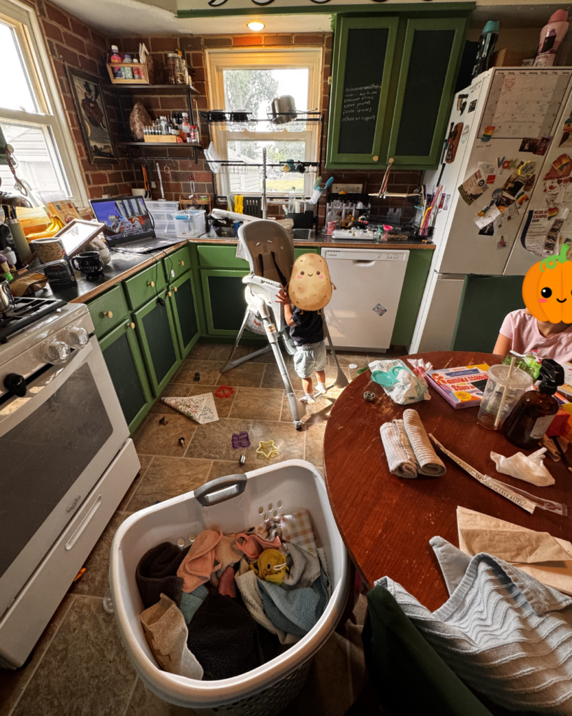 Summer rhythm - picture of a messy kitchen with kids watching a laptop